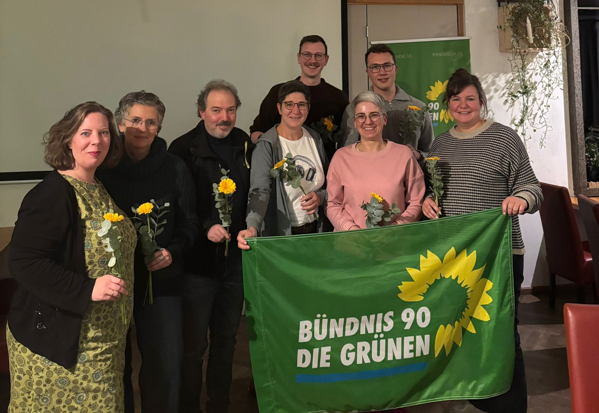 v. l. - vorne: Sonja Probst (Schriftführerin), Jutta Rösch (Schriftführerin), Florian Klein (Beisitzer), Sabine Ernst (Beisitzerin), Miriam Pöhlmann (Schatzmeisterin), Claudia Müller-Völkl (Kreisvorsitzende) hinten: Sebastian Winkler (Kreisvorsitzender), Lucas Pöllinger (Beisitzer, Bezirksvorsitzender Oberpfalz)