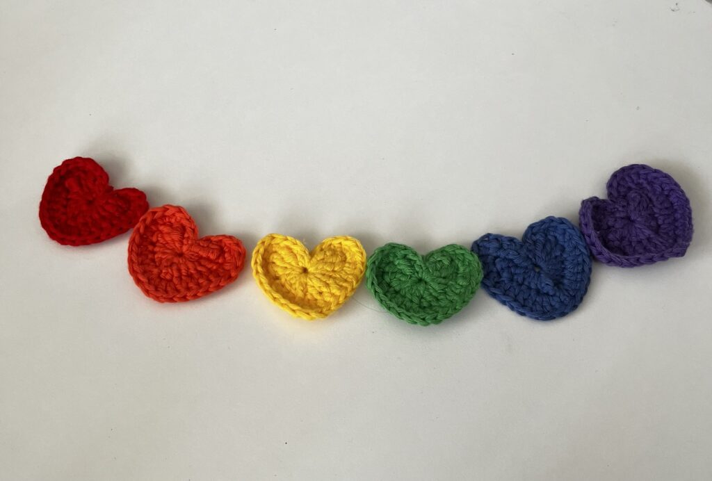 gehäkelte Herzen in Regenbogenfarben